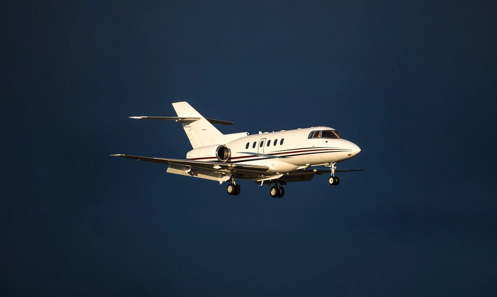 Hawker 800XP Charter, the 850XP and 900XP: Cost Per Hour, Range, and the Luggage Problem